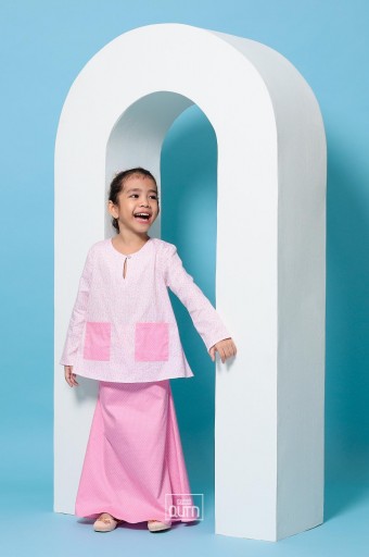 Amina Kurung in Taffy Pink